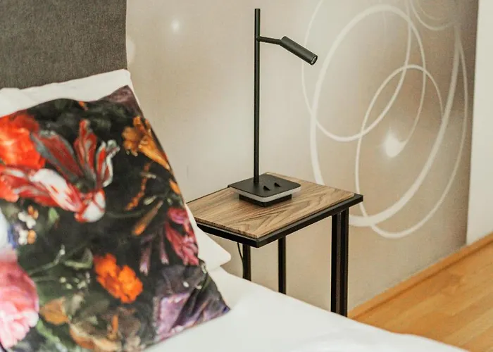 Stylish Nest For 4 *